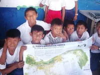 Estudiantes de Digir Dub, Gunayala, con el mapa de corredores