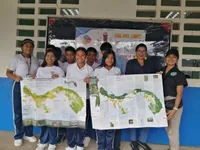 Estudiantes mostrando el mapa de corredores en Lago Gatún, Colón