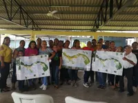 Grupo de profesores con mapas de corredores